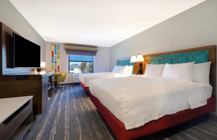 Stylish 2 Queen Hotel Suite W/ Breakfast - Marina, CA