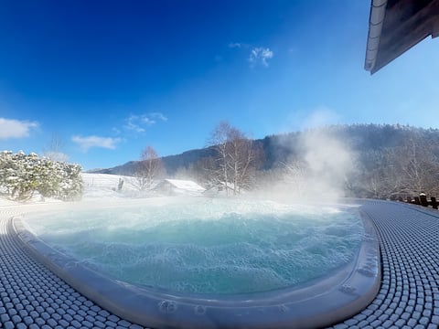 7-seater hot tub • Heated pool • Near lake