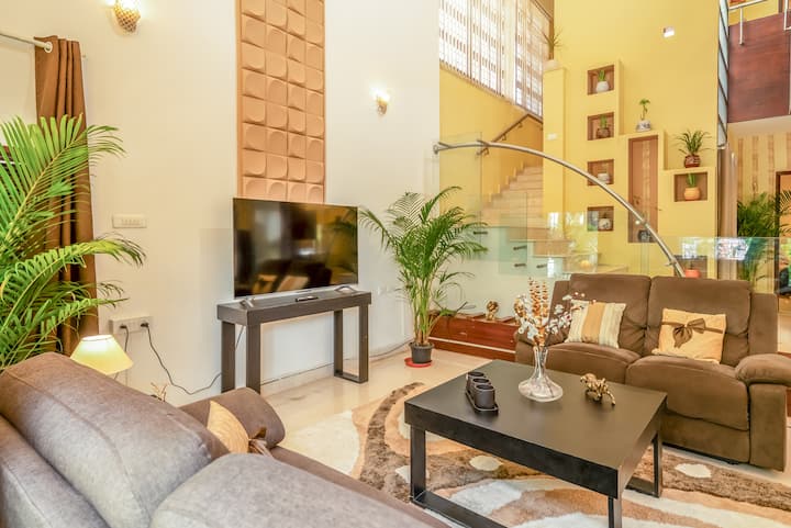 Billionaire's Glasshouse 5bhk Villa By Spacez - Bengaluru