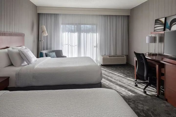 Mahwah Nj 2 Queen | Bar, Pool & Gym - Mahwah, NJ
