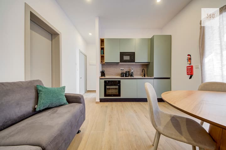 Charming 1br Home W/balcony | Ferry 5 Min Away - Malta