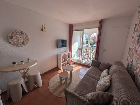 Successful Airbnb property: Air-conditioned cabin studio with marina view - pool in Le Barcarès