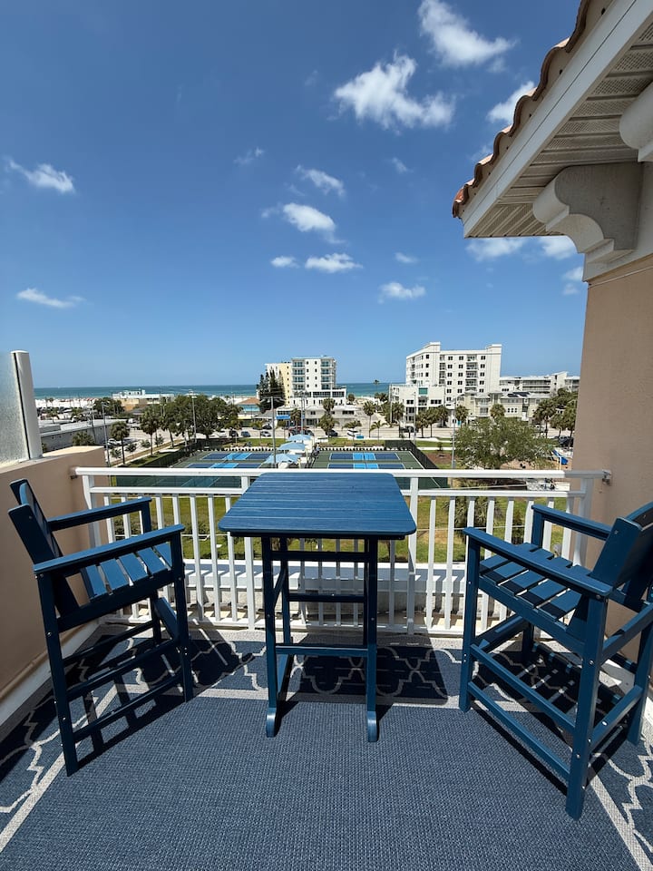 Clearwater Beach Townhouse, Rooftop Hot Tub! - Clearwater Beach, FL