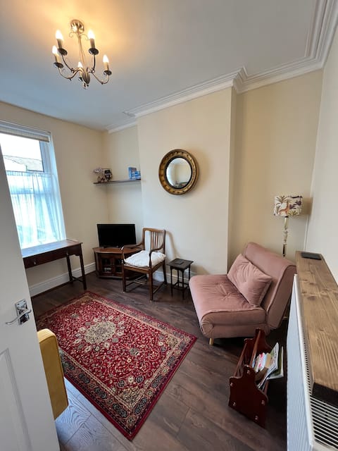 Top performing Airbnb: Ffau Y Fenai ~ Central Location with BBQ in Central, East, West