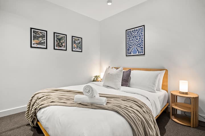 Deuxième chambre à coucher avec un lit confortable et une armoire à glace offrant un grand espace de rangement et une ambiance lumineuse et moderne. Un espace calme et confortable pour se détendre, ou simplement se relaxer au lit et lire un livre après une journée d'exploration de la ville.