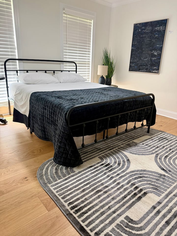 El dormitorio 1 tiene una cama tamaño queen. Baño privado con una gran ducha a ras de suelo y tocador.  Televisor inteligente. Ventilador de techo. Vestidor.