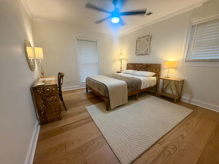 El dormitorio 4 cuenta con una cama tamaño queen, ventilador de techo, tocador con espejo y una silla que se puede usar como espacio de trabajo.