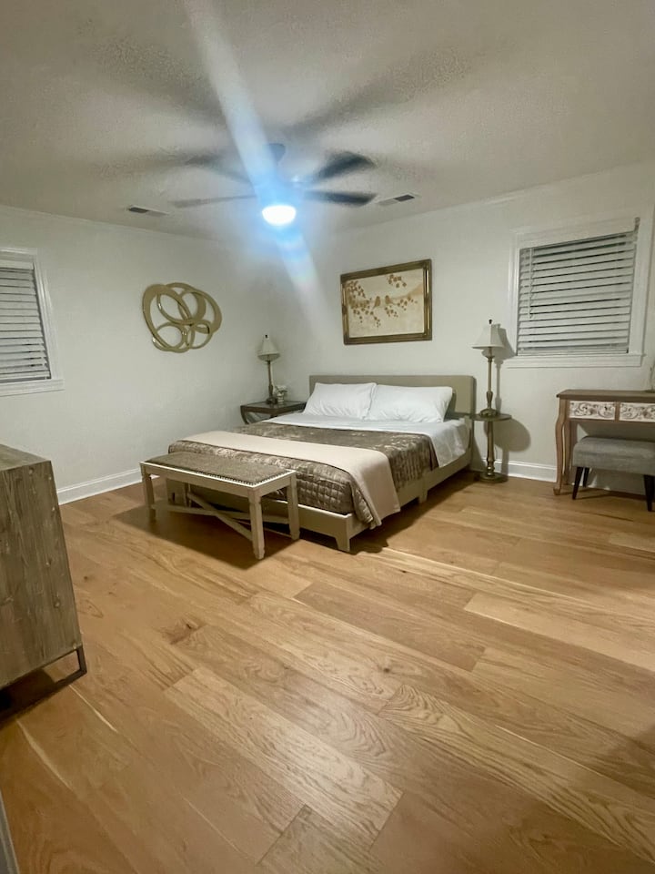 Dormitorio 2: habitación grande con cama tamaño king, Smart TV, ventilador de techo, tocador con una silla que se puede usar como espacio de trabajo, baño privado con una gran ducha a ras de suelo con azulejos, tocador doble y vestidor.  El armario tiene ropa de cama adicional, tabla de planchar y plancha.