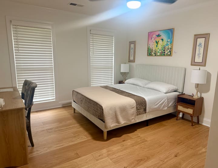El dormitorio 3 cuenta con una cama tamaño queen, ventilador de techo, armario y escritorio con silla.  Tomacorrientes adicionales en las mesas de cabecera.