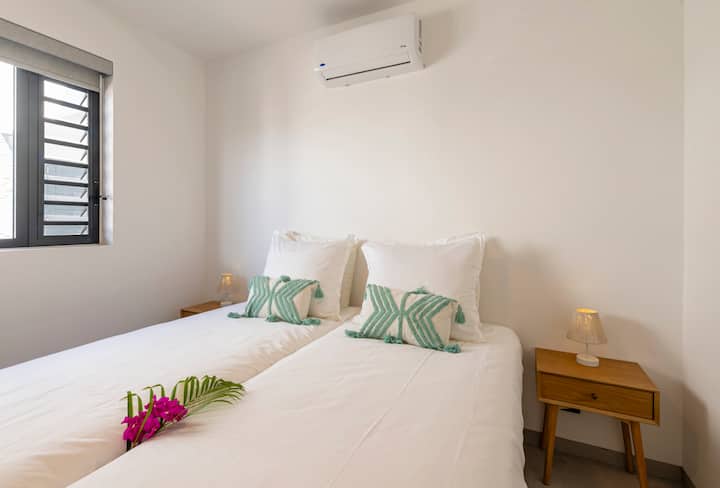 Chambre confortable avec climatisation, un grand placard et deux lits simples séparés. Idéal pour des amis, des enfants ou des voyageurs supplémentaires.