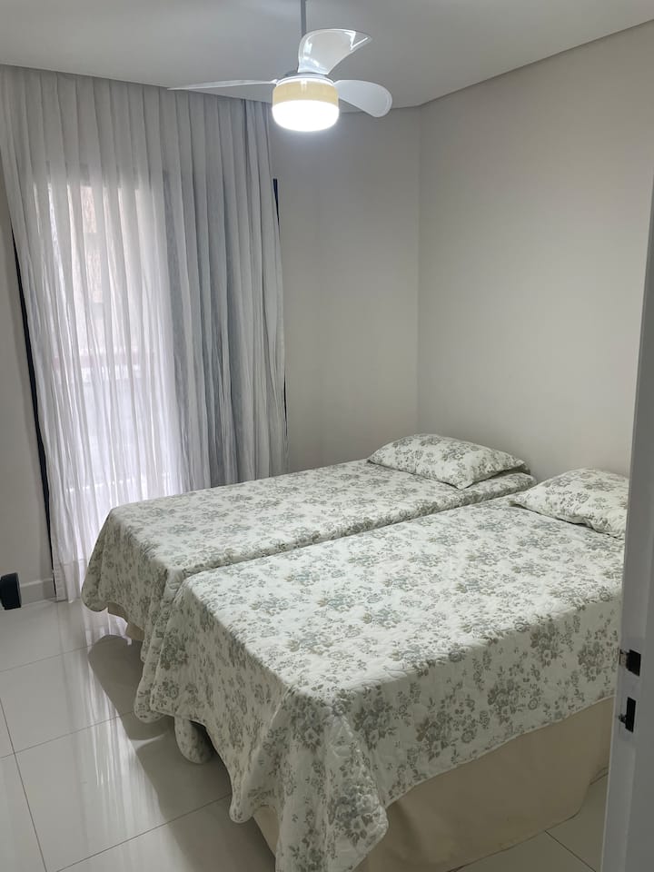 חדר עם שתי מיטות יחיד בגודל 90 שיכולות להתחבר. מיזוג אוויר ומאוורר תקרה, Wi-Fi, ארון עם קולבים. וילונות האפלה לשינה טובה יותר. שמיכות וכריות. דלת פתיחה למרפסת. מואר ואוורירי.