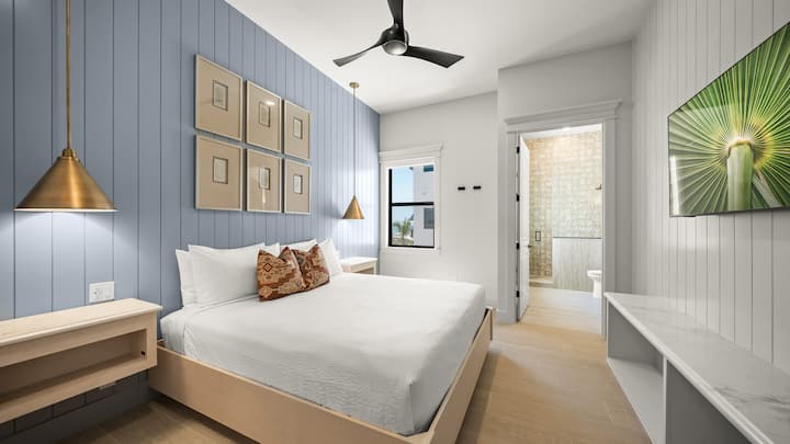 Bedroom 2 - King size bed - En Suite bathroom