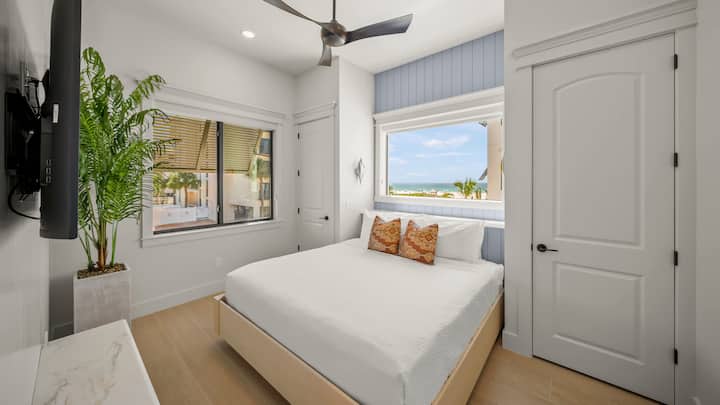 Bedroom 3 - King size bed - En Suite bathroom - Gulf Views
