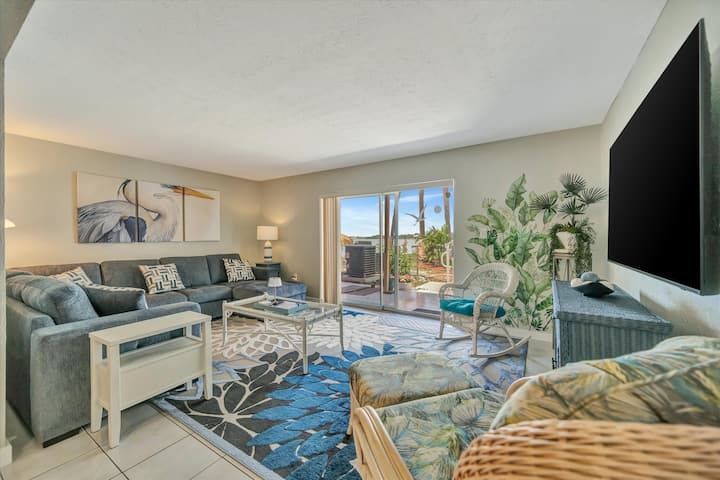 Relax Beachside! Tropical Resort Amenities 1b1b - St. Petersburg, FL