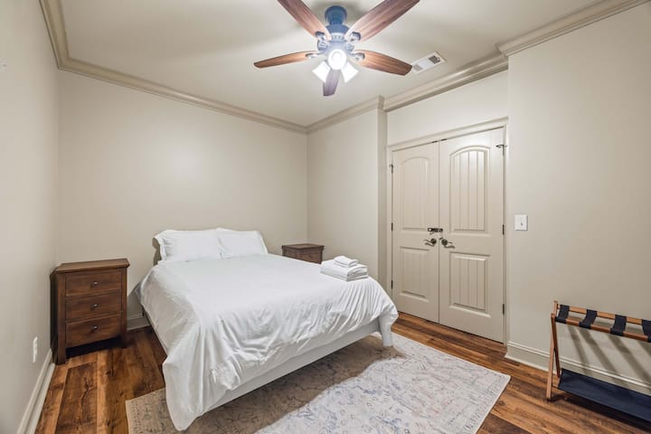 Chambre 5 : grand lit (sans issue)