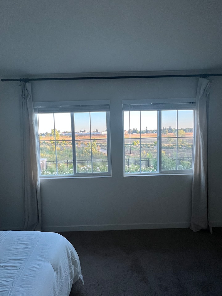 5 Bedroom 3 Bathroom Next To Park & Walking Trails - Elk Grove, CA
