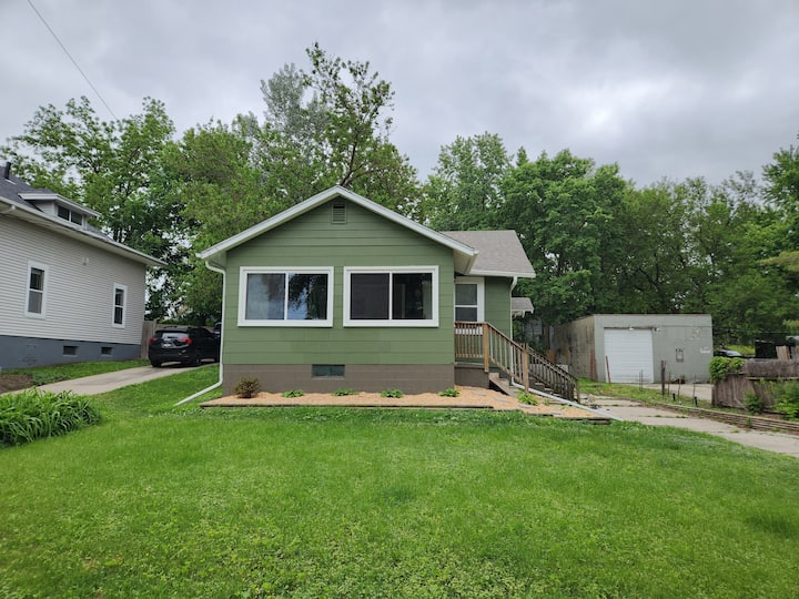 Boulder Bungalow - Fully Furnished - Des Moines, IA