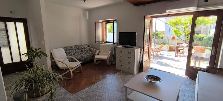Family Apartment With Spacious Green Patio - Bol