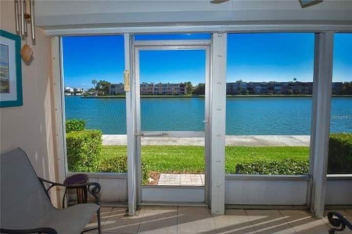 Waterfront 2/2 Condo Oasis In Pasadena S, Florida - South Pasadena