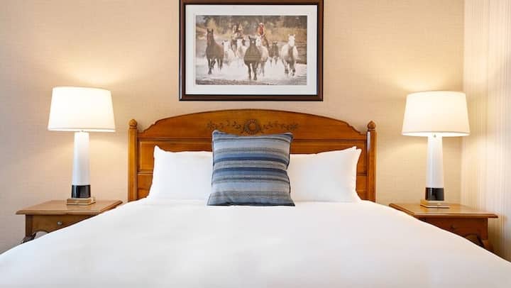 Little America | Dlx King | Western Luxe Retreat - Cheyenne, WY