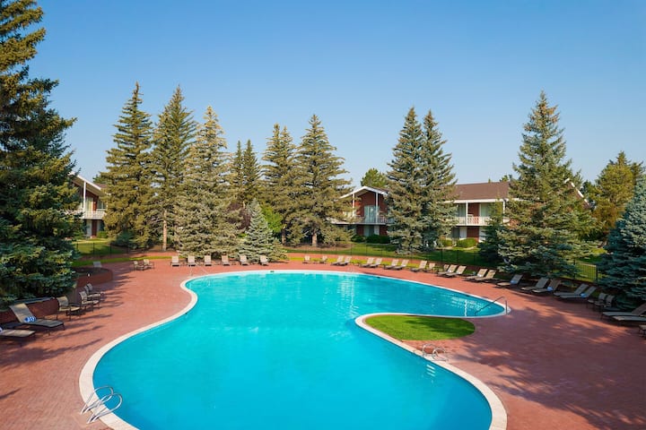 Little America | 2 King | Golf Days | 2 Units - Cheyenne, WY