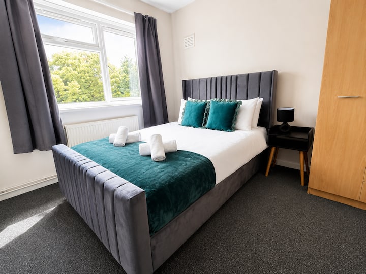 Long Term Booking | Stunning 2 Bedroom Apartment - Newport