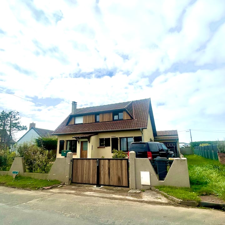 Strandhuis Met Zonnige Tuin Aan Zee, Vrede En Rust - Camiers
