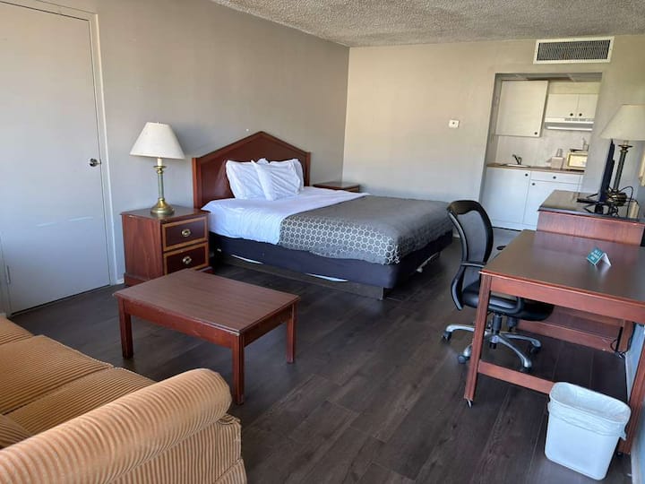 King Room With Kitchenette - Union City, TN