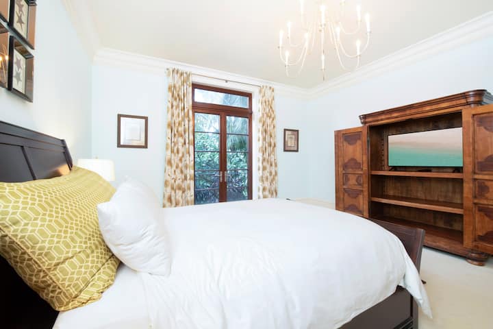 Finalmente, el dormitorio 7 se encuentra en el nivel inferior y cuenta con una cama tamaño queen.