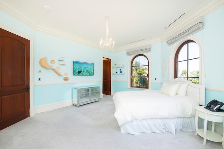 Recámara 4 con cama queen, vista al jardín y TV de alta definición por cable.