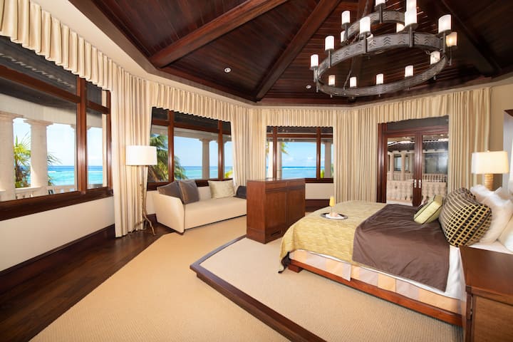 La primera de 2 suites principales en estilos contrastantes. La recámara 1 evoca un ambiente balinés y cuenta con una cama tamaño king, TV de alta definición por cable y espectaculares vistas al mar.