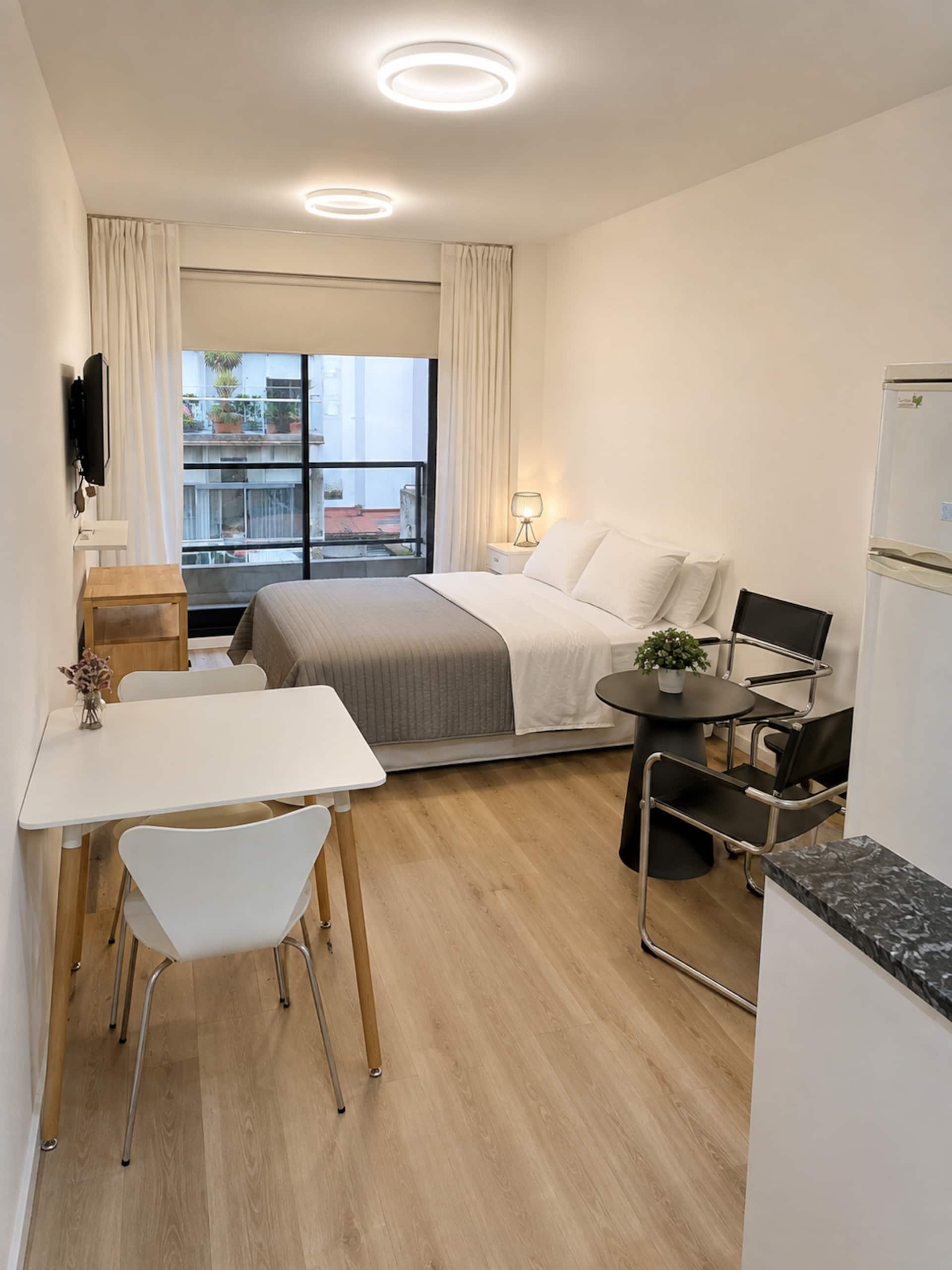 Studio con balcón y ascensor