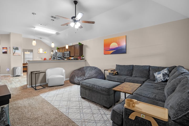 The Sandcastle: Massage Chair, Hot Tub & Games! - Cedar Hill, TX