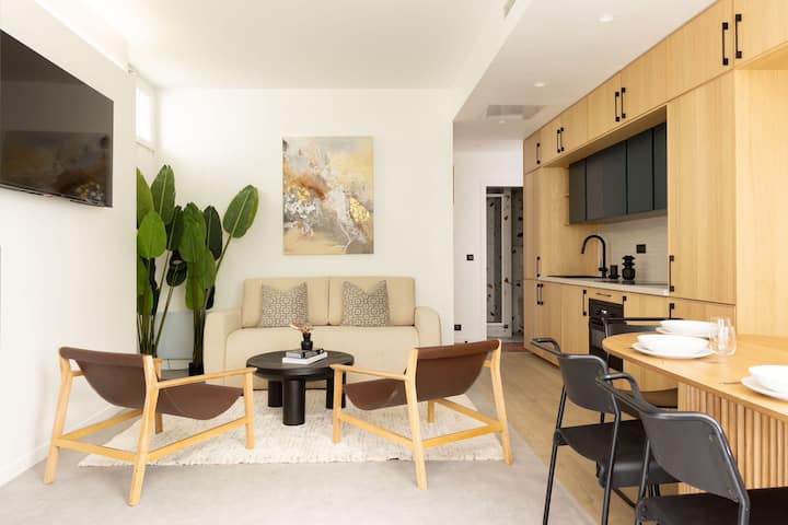 Design Flat In Trendy Oberkampf Area - Paris