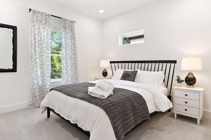 Chambre à coucher avec grand lit, beaucoup d'espace et un éclairage incroyable!