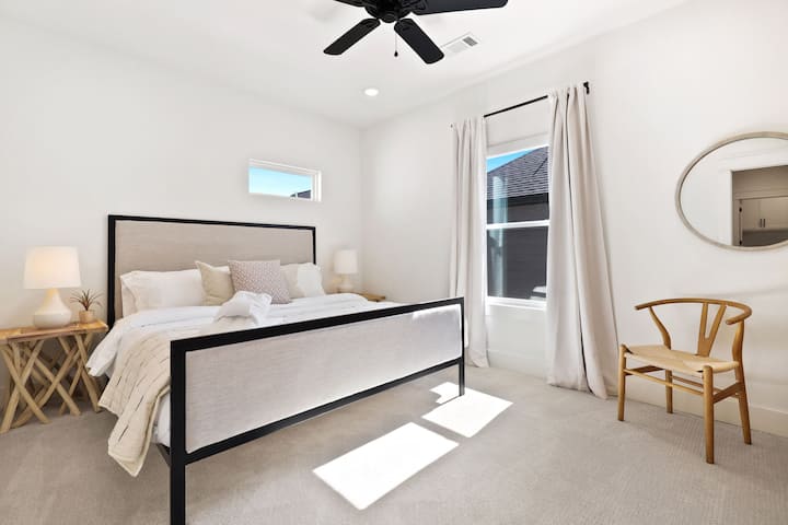 Chambre à coucher avec très grand lit, beaucoup d'espace et un éclairage incroyable!