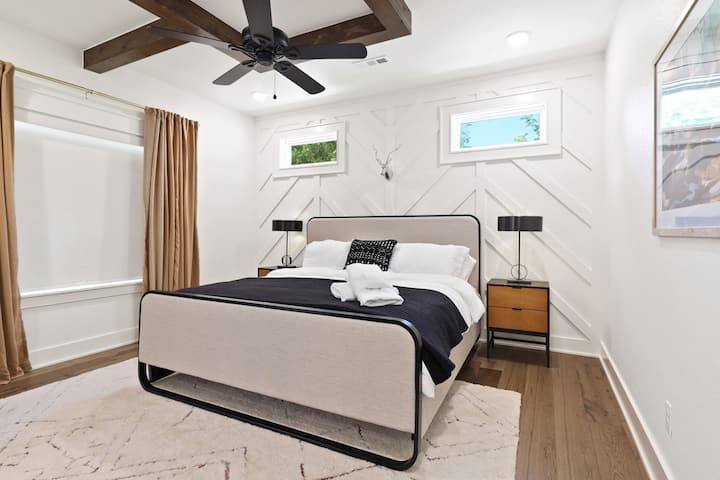 Chambre king size au rez-de-chaussée avec salle de bain attenante.