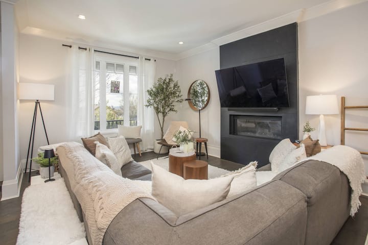 Luxurious Family Home In Prime Location - North Vancouver