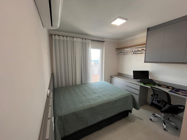 La esquina de la oficina en casa está garantizada en la suite. Solo trae tu computadora, ya que el monitor auxiliar está garantizado.