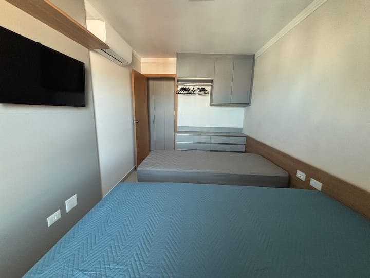 Vista de la sala social desde la puerta del balcón. Las camas son muy cómodas, tienen TV de 32pulgadas, aire acondicionado y todo lo que necesitas para acomodar bien tu ropa.