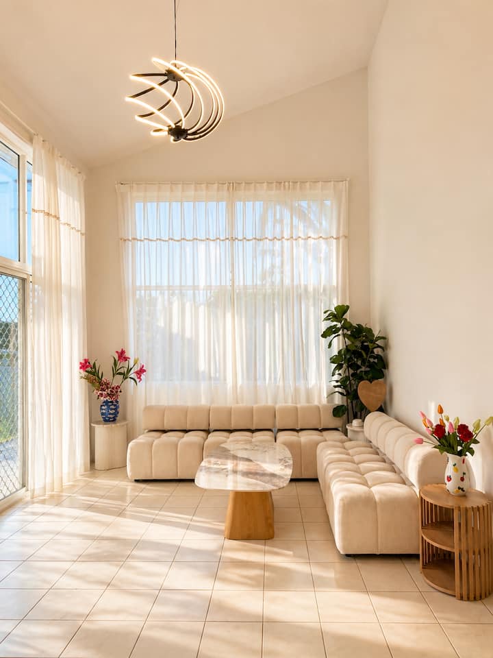 Sip, Swim, Repeat | 5br Waterfront Pool Escape - Gold Coast