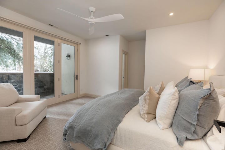 Suite king à l'étage avec salle de bain privée, idéale pour un deuxième couple ou une famille.
