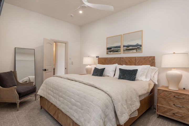 Une troisième suite privée avec très grand lit au rez-de-chaussée, parfaite pour les voyageurs qui apprécient avoir leur propre espace.