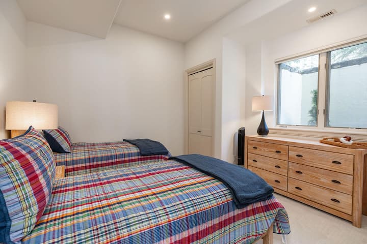 Chambre lumineuse et propre avec deux lits simples, parfaite pour un séjour confortable.