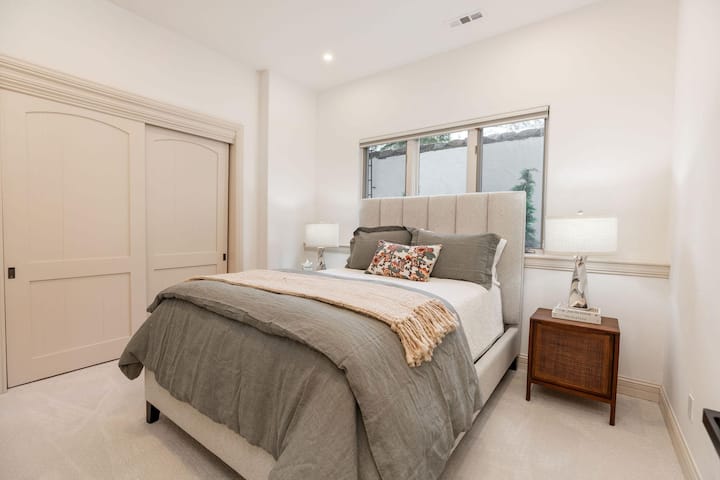 Détendez-vous et ressourcez-vous dans cette chambre confortable avec un grand lit.