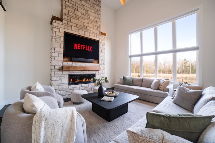 Luxe Modern Retreat - Theatre, Hot Tub And Bar - Orillia