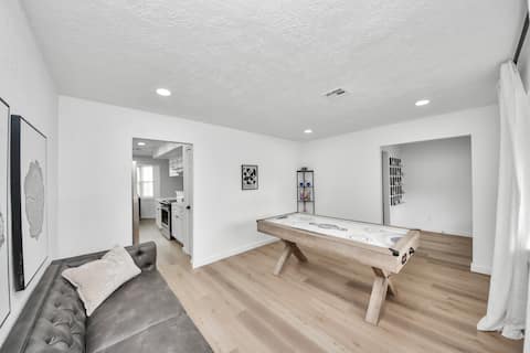 Popular Airbnb listing: Spacious 4BR/Kingbed/Pet Friendly/Game room/Patio in South Belt / Ellington
