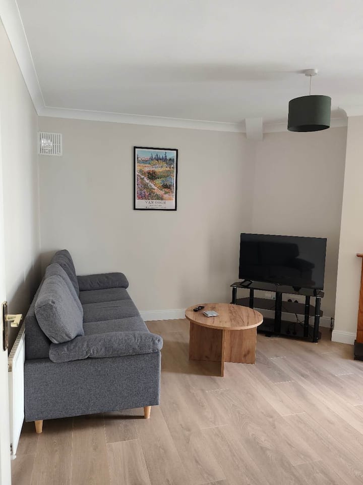 Central Waterford 2br/2ba Home + Free Parking - Tramore