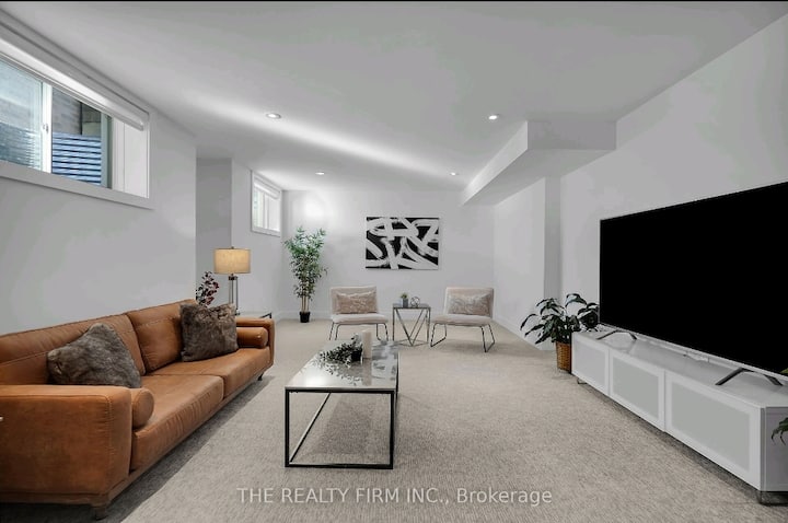 Modarn Beautiful Basement Apartment - London