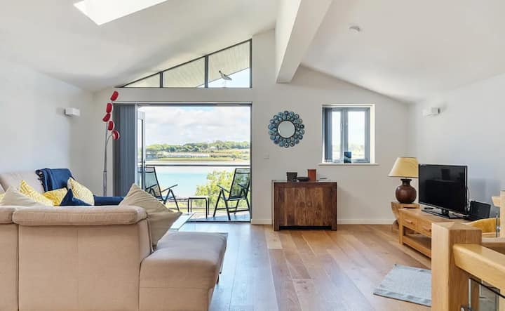 Stylish Estuary View Home | Balconies | Sleeps 6 - Hayle